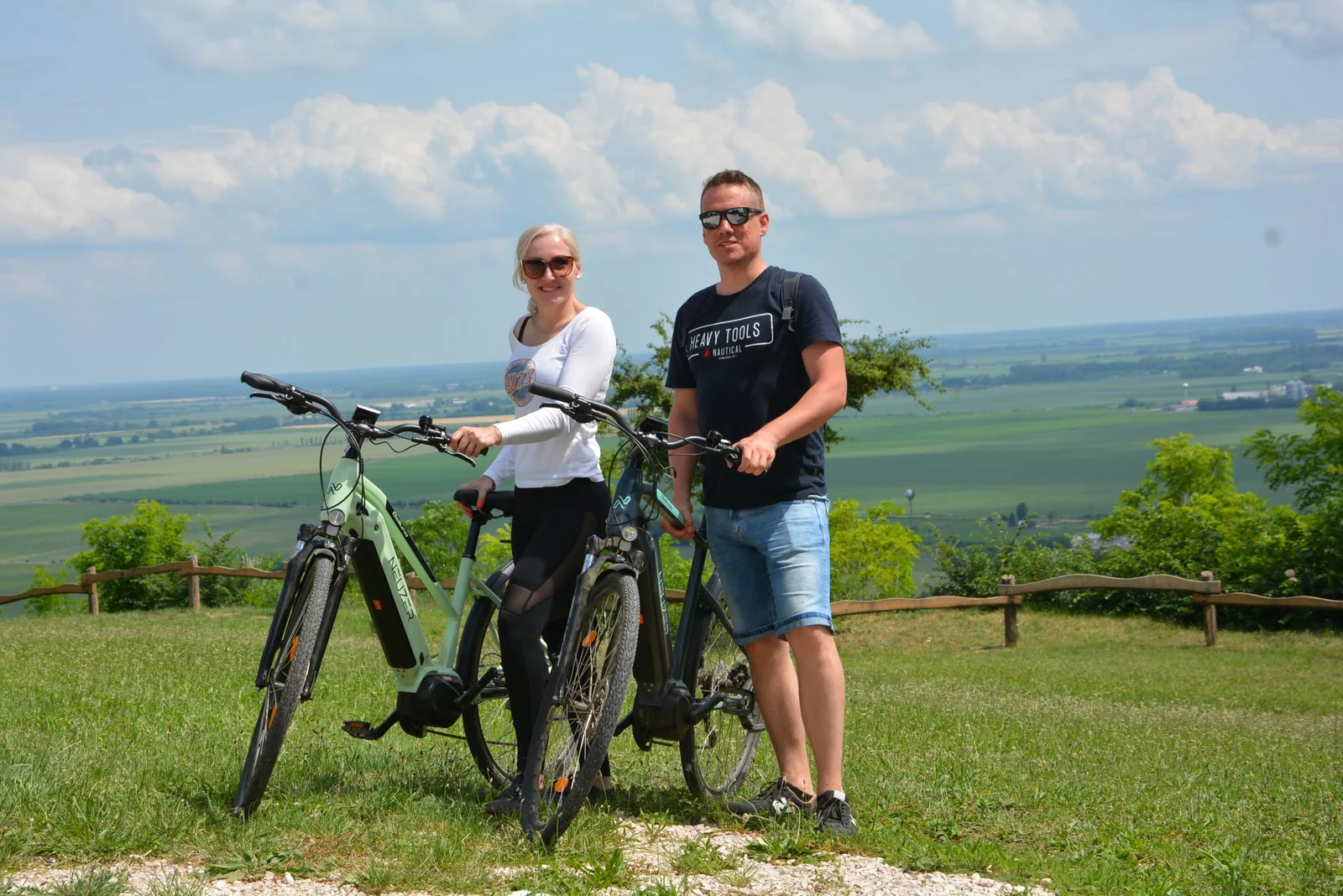 Elektromos kerékpárosok a szekszárdi dombok panorámájánál